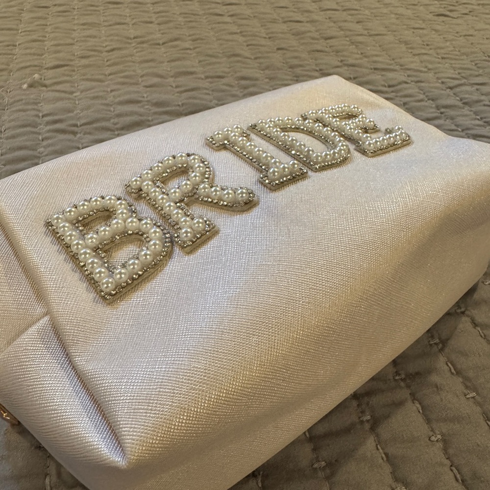 Elegant Cream Bridal Make-up Case